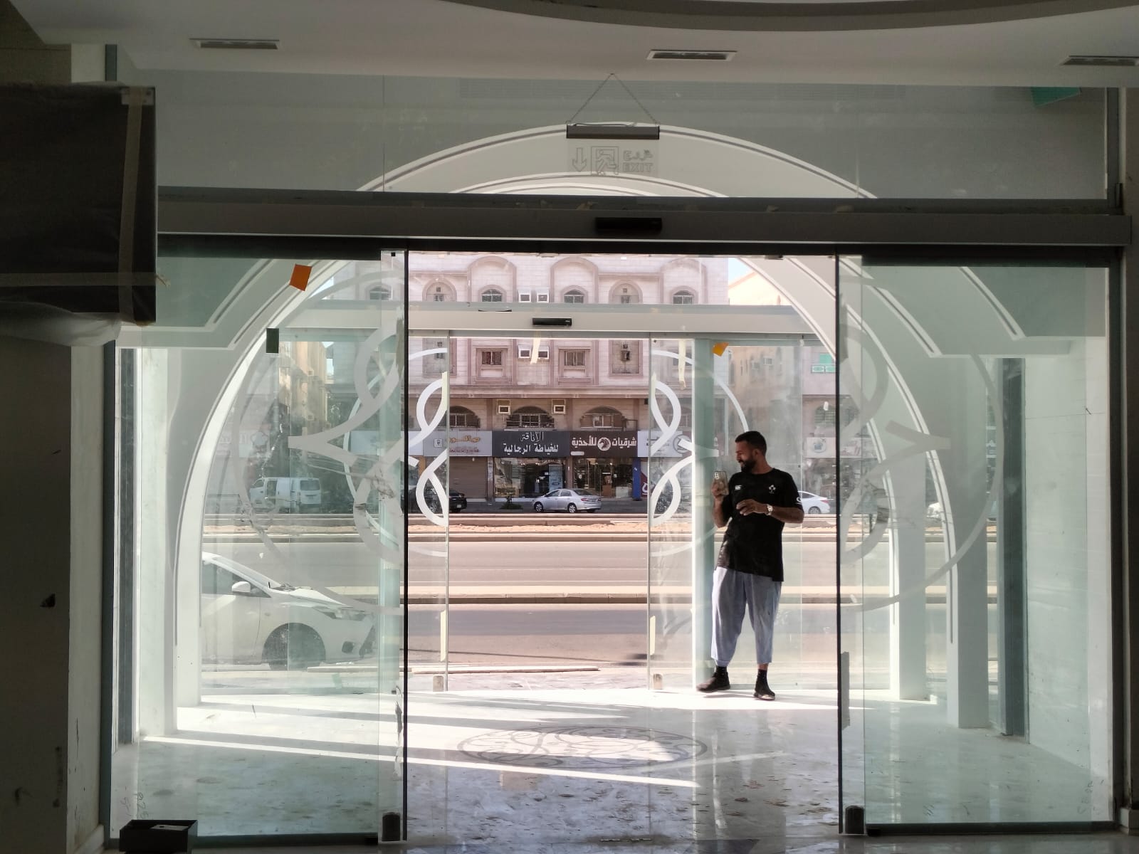 Frameless glass sliding partition system